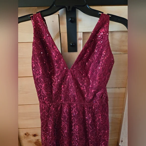 Elegant Burgundy Lace Evening Gown Size Large - Picture 4 of 10